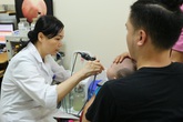 Trẻ bị liệt mặt, da bọc xương vì viêm tai giữa Trẻ bị liệt mặt, da bọc xương vì viêm tai giữa
