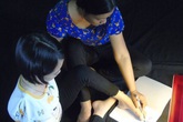 Nghị lực đáng nể của cô sinh viên làm mọi việc bằng... chân Nghị lực đáng nể của cô sinh viên làm mọi việc bằng... chân