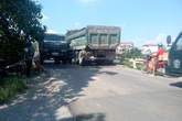 Hà Nội: Dân nín thở vì cầu yếu oằn mình gánh xe quá tải Hà Nội: Dân nín thở vì cầu yếu oằn mình gánh xe quá tải
