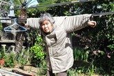 Bức ảnh cụ bà treo mình lên dây phơi và sự thật khiến dân mạng "ngã ngửa" Bức ảnh cụ bà treo mình lên dây phơi và sự thật khiến dân mạng "ngã ngửa"