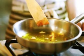 Trước khi đổ dầu ăn đã sử dụng xuống bồn rửa bát, hãy suy nghĩ thật kĩ về điều này Trước khi đổ dầu ăn đã sử dụng xuống bồn rửa bát, hãy suy nghĩ thật kĩ về điều này