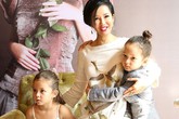 Hai con song sinh của Hồng Nhung quấn quýt mẹ không rời Hai con song sinh của Hồng Nhung quấn quýt mẹ không rời