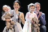 Chuyện tình “phi công – máy bay” showbiz Việt: Ca sĩ Hồng Nhung và hạnh phúc viên mãn Chuyện tình “phi công – máy bay” showbiz Việt: Ca sĩ Hồng Nhung và hạnh phúc viên mãn