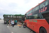 Thêm một xe khách giường nằm va chạm xe đầu kéo, phụ xe thiệt mạng Thêm một xe khách giường nằm va chạm xe đầu kéo, phụ xe thiệt mạng