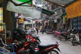 Vỉa hè Hà Nội nơi thông thoáng, nơi người đi bộ vẫn phải "xuống đường" Vỉa hè Hà Nội nơi thông thoáng, nơi người đi bộ vẫn phải "xuống đường"