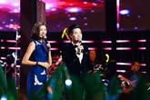 MC Nguyên Khang đệm đàn cho Á hậu Thúy Vân cover 'Lạc trôi' MC Nguyên Khang đệm đàn cho Á hậu Thúy Vân cover 'Lạc trôi'