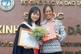 Xúc động ảnh người mẹ nghèo rạng rỡ bên con gái trong lễ tốt nghiệp Xúc động ảnh người mẹ nghèo rạng rỡ bên con gái trong lễ tốt nghiệp