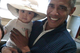 Bức ảnh ông Obama bế bé gái “gây sốt” Bức ảnh ông Obama bế bé gái “gây sốt”