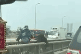 Hành động lạ của chị em khiến người đi đường lạnh gáy Hành động lạ của chị em khiến người đi đường lạnh gáy