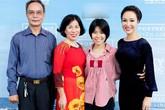 Bố mẹ và em gái tới mừng Uyên Linh ra album mới Bố mẹ và em gái tới mừng Uyên Linh ra album mới