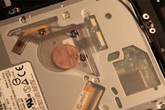 Bí ẩn về đồng xu được giấu kín bên trong Macbook của Apple Bí ẩn về đồng xu được giấu kín bên trong Macbook của Apple