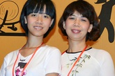 Hành động vén áo xoa ngực và nỗi đau người mẹ Hành động vén áo xoa ngực và nỗi đau người mẹ