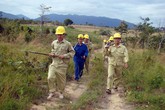 Lính truyền tải điện “chia nóng” với người dân cả nước Lính truyền tải điện “chia nóng” với người dân cả nước