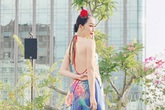 Linh Nga khoe trọn lưng trần trắng muốt với váy yếm cách điệu Linh Nga khoe trọn lưng trần trắng muốt với váy yếm cách điệu