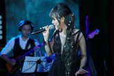 Lê Hiếu lau son cho Khả Linh trên sân khấu Lê Hiếu lau son cho Khả Linh trên sân khấu