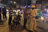Vi phạm luật giao thông, quật ngã chiến sĩ công an rồi đưa chìa khóa cho em trai tháo chạy Vi phạm luật giao thông, quật ngã chiến sĩ công an rồi đưa chìa khóa cho em trai tháo chạy