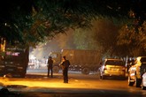 Nghệ An: Hơn 10 tiếng kêu gọi, nghi phạm vẫn ngoan cố tử thủ cùng súng và lựu đạn Nghệ An: Hơn 10 tiếng kêu gọi, nghi phạm vẫn ngoan cố tử thủ cùng súng và lựu đạn