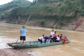 Lũ cuốn trôi cầu, cả nghìn dân vùng cao bị cô lập Lũ cuốn trôi cầu, cả nghìn dân vùng cao bị cô lập