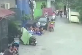 Clip “xe điên” lao vào quán nước tông nhiều người trọng thương ở Hà Nội Clip “xe điên” lao vào quán nước tông nhiều người trọng thương ở Hà Nội
