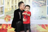 Tùng Dương vui đùa với con trước giờ ra sân khấu Tùng Dương vui đùa với con trước giờ ra sân khấu