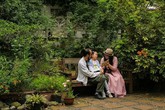 Ngôi nhà vườn và cuộc sống đẹp như một bài thơ của gia đình gồm cặp vợ chồng và hai con gái bị liệt não Ngôi nhà vườn và cuộc sống đẹp như một bài thơ của gia đình gồm cặp vợ chồng và hai con gái bị liệt não