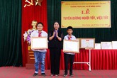 Tuyên dương 2 học sinh lớp 6 nhặt được và trả lại túi vàng trên đường đi học về Tuyên dương 2 học sinh lớp 6 nhặt được và trả lại túi vàng trên đường đi học về