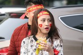 CĐV chen chúc nhau ăn tối, tiếp sức trước giờ G cổ vũ cho đội tuyển Việt Nam CĐV chen chúc nhau ăn tối, tiếp sức trước giờ G cổ vũ cho đội tuyển Việt Nam
