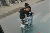 Clip hai thanh niên đi xe máy nghi rải đinh trước mặt lái xe Clip hai thanh niên đi xe máy nghi rải đinh trước mặt lái xe