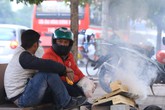 Người lao động Thủ đô đốt lửa sưởi ấm trong cái lạnh tê buốt dịp Tết Dương lịch Người lao động Thủ đô đốt lửa sưởi ấm trong cái lạnh tê buốt dịp Tết Dương lịch