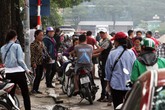 “Cò vé” đại náo, bủa vây người hâm mộ trước cổng VFF “Cò vé” đại náo, bủa vây người hâm mộ trước cổng VFF