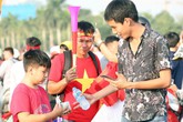 Cổ động viên "lót dạ" trước giờ bóng lăn, người bán dạo trước SVĐ Mỹ Đình "hốt bạc" Cổ động viên "lót dạ" trước giờ bóng lăn, người bán dạo trước SVĐ Mỹ Đình "hốt bạc"