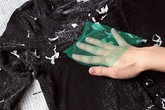 Quần áo lem nhem dính đầy vụn trắng vì lỡ giặt chung với giấy thì chỉ có cách cứu như thế này thôi Quần áo lem nhem dính đầy vụn trắng vì lỡ giặt chung với giấy thì chỉ có cách cứu như thế này thôi