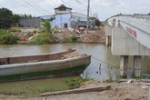 Người mẹ khóc ngất bên quan tài hai con trai chết đuối Người mẹ khóc ngất bên quan tài hai con trai chết đuối