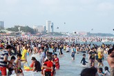 Bãi biển Vũng Tàu đông người đông như kiến dịp 30/4 Bãi biển Vũng Tàu đông người đông như kiến dịp 30/4