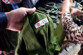 Hà Nội 'quét' trang phục giống công an, bộ đội bán tràn lan trên phố Hà Nội 'quét' trang phục giống công an, bộ đội bán tràn lan trên phố