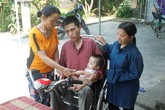 Nỗi lòng của người mẹ già gồng mình nuôi cả gia đình tàn tật Nỗi lòng của người mẹ già gồng mình nuôi cả gia đình tàn tật