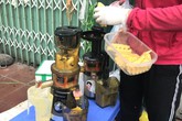 Chưa từng có: 20 ngàn/lít, nước ép hàng sang bán đầy vỉa hè Hà Nội Chưa từng có: 20 ngàn/lít, nước ép hàng sang bán đầy vỉa hè Hà Nội
