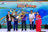 Các em nhỏ chen chân xếp hàng xin chữ kí thủ môn Bùi Tiến Dũng Các em nhỏ chen chân xếp hàng xin chữ kí thủ môn Bùi Tiến Dũng