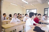 Tuyển sinh vào lớp 10 tại Hà Nội: Điểm chuẩn giảm mạnh, phụ huynh vẫn “ngóng” hạ Tuyển sinh vào lớp 10 tại Hà Nội: Điểm chuẩn giảm mạnh, phụ huynh vẫn “ngóng” hạ