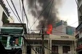 Cháy nhà áp chợ, người dân chạy tán loạn Cháy nhà áp chợ, người dân chạy tán loạn