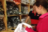 Đầu năm học mới: Phụ huynh “gượng ép” mua đồng phục của trường Đầu năm học mới: Phụ huynh “gượng ép” mua đồng phục của trường