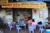 Người Sài Gòn vừa 'đập muỗi' vừa ăn bánh xèo 7.000 đồng giúp chủ đổi đời Người Sài Gòn vừa 'đập muỗi' vừa ăn bánh xèo 7.000 đồng giúp chủ đổi đời