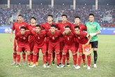 Coca-Cola trao tặng lon vàng thay lời chúc mừng đến đội tuyển Việt Nam Coca-Cola trao tặng lon vàng thay lời chúc mừng đến đội tuyển Việt Nam