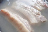 Chần thịt qua nước sôi, sai lầm tai hại chị em phải bỏ ngay Chần thịt qua nước sôi, sai lầm tai hại chị em phải bỏ ngay