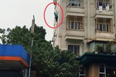 Hà Nội: Thót tim với cảnh cô gái đung đưa trên lan can nhà cao tầng và luôn mồm tri hô nhờ gọi cảnh sát Hà Nội: Thót tim với cảnh cô gái đung đưa trên lan can nhà cao tầng và luôn mồm tri hô nhờ gọi cảnh sát
