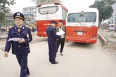 Theo chân Thanh tra giao thông bắt xe khách chạy… “rùa bò” Theo chân Thanh tra giao thông bắt xe khách chạy… “rùa bò”