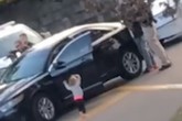 Sốc: Bé gái 2 tuổi bò ra khỏi xe, đi chân đất và giơ tay đầu hàng cảnh sát khi ba mẹ bị bắt Sốc: Bé gái 2 tuổi bò ra khỏi xe, đi chân đất và giơ tay đầu hàng cảnh sát khi ba mẹ bị bắt