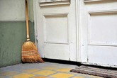 Tết này nếu bạn còn đặt chổi quét nhà ở vị trí này thì đừng mong tài lộc đến Tết này nếu bạn còn đặt chổi quét nhà ở vị trí này thì đừng mong tài lộc đến