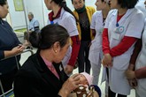 Bé gái bị bỏ rơi tại bệnh viện đã được giao cho làng trẻ mồ côi SOS Hà Tĩnh Bé gái bị bỏ rơi tại bệnh viện đã được giao cho làng trẻ mồ côi SOS Hà Tĩnh