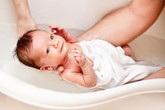 Trời lạnh không dám tắm cho con: Sai lầm tai hại rất nhiều bà mẹ Việt mắc phải qua lý giải của bác sỹ Trời lạnh không dám tắm cho con: Sai lầm tai hại rất nhiều bà mẹ Việt mắc phải qua lý giải của bác sỹ